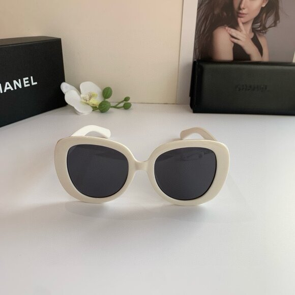 Iconic Chanel Black & Cream Eyewear - Picture 2 of 8